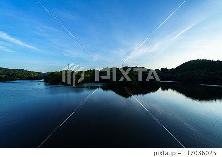奈良市東端にある布目ダムの風景　ダム南側の大空と湖面　三脚固定インターバル撮影日没前から星空#18 117036025