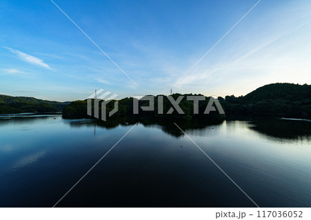 奈良市東端にある布目ダムの風景　ダム南側の大空と湖面　三脚固定インターバル撮影日没前から星空#35 117036052