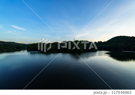 奈良市東端にある布目ダムの風景 ダム南側の大空と湖面 三脚固定インターバル撮影日没前から星空#45 奈良市東端にある布目ダムの風景 ダム南側の大空と湖面 三脚固定インターバル撮影日没前から星空#45 117036062