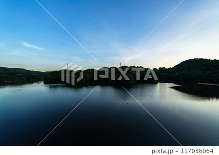 奈良市東端にある布目ダムの風景　ダム南側の大空と湖面　三脚固定インターバル撮影日没前から星空#47 117036064