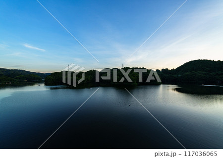 奈良市東端にある布目ダムの風景 ダム南側の大空と湖面 三脚固定インターバル撮影日没前から星空#48 奈良市東端にある布目ダムの風景 ダム南側の大空と湖面 三脚固定インターバル撮影日没前から星空#48 117036065