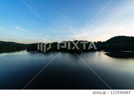 奈良市東端にある布目ダムの風景 ダム南側の大空と湖面 三脚固定インターバル撮影日没前から星空#50 奈良市東端にある布目ダムの風景 ダム南側の大空と湖面 三脚固定インターバル撮影日没前から星空#50 117036067