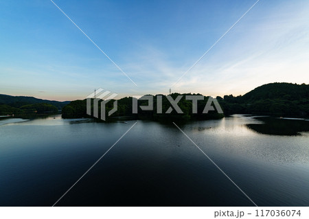 奈良市東端にある布目ダムの風景 ダム南側の大空と湖面 三脚固定インターバル撮影日没前から星空#57 奈良市東端にある布目ダムの風景 ダム南側の大空と湖面 三脚固定インターバル撮影日没前から星空#57 117036074