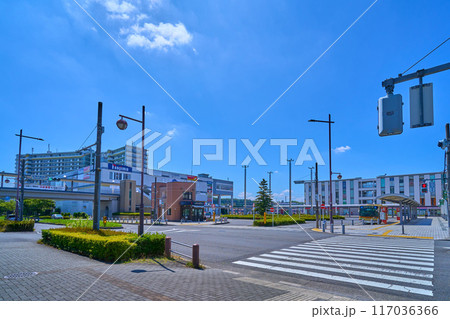東京都稲城市の若葉台中央通りの若葉台駅前交差点から若葉台駅北側ロータリーを見る 117036366