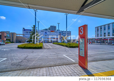 東京都稲城市の若葉台駅北側ロータリーを見る 東京都稲城市の若葉台駅北側ロータリーを見る 117036368