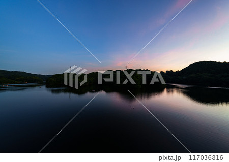 奈良市東端にある布目ダムの風景 ダム南側の大空と湖面 三脚固定インターバル撮影日没前から星空#82 奈良市東端にある布目ダムの風景 ダム南側の大空と湖面 三脚固定インターバル撮影日没前から星空#82 117036816