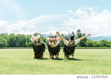 公園・キャンプ場でチェアリングする親子・ファミリー 117037025