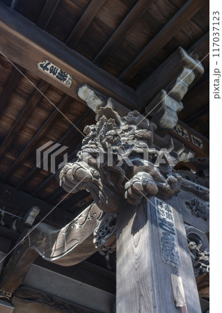 向拝柱にかかる木彫装飾の斗栱・文京区目白台 117037123