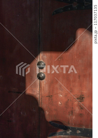 古い朱塗りの門扉を包む影と光る乳金物・文京区小石川・善光寺 古い朱塗りの門扉を包む影と光る乳金物・文京区小石川・善光寺 117037135