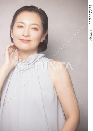 ミドル女性のビューティーイメージ 117037275