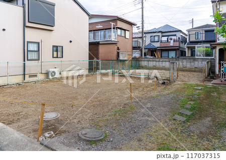 住宅街の空き家を取り壊し更地にした土地 117037315