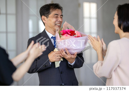 定年退職をねぎらう家族 117037374