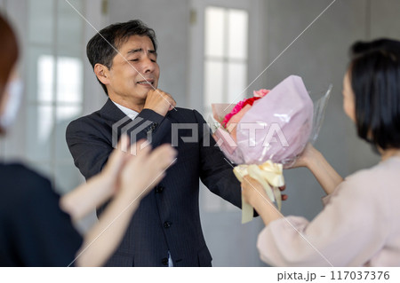 定年退職をねぎらう家族 117037376
