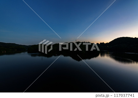奈良市東端にある布目ダムの風景 ダム南側の大空と湖面 三脚固定インターバル撮影日没前から星空#88 奈良市東端にある布目ダムの風景 ダム南側の大空と湖面 三脚固定インターバル撮影日没前から星空#88 117037741