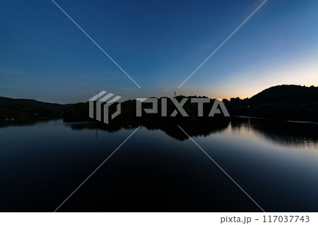 奈良市東端にある布目ダムの風景　ダム南側の大空と湖面　三脚固定インターバル撮影日没前から星空#90 117037743