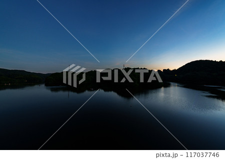 奈良市東端にある布目ダムの風景 ダム南側の大空と湖面 三脚固定インターバル撮影日没前から星空#93 奈良市東端にある布目ダムの風景 ダム南側の大空と湖面 三脚固定インターバル撮影日没前から星空#93 117037746
