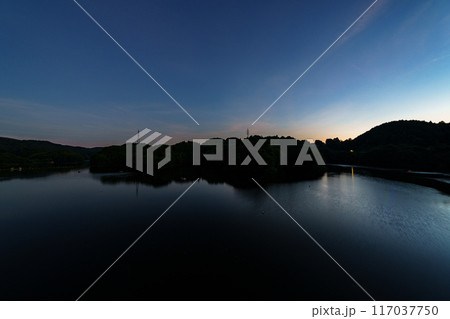 奈良市東端にある布目ダムの風景 ダム南側の大空と湖面 三脚固定インターバル撮影日没前から星空#96 奈良市東端にある布目ダムの風景 ダム南側の大空と湖面 三脚固定インターバル撮影日没前から星空#96 117037750
