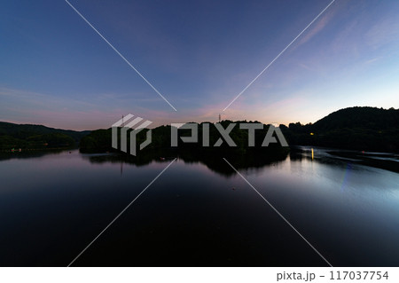 奈良市東端にある布目ダムの風景 ダム南側の大空と湖面 三脚固定インターバル撮影日没前から星空#100 奈良市東端にある布目ダムの風景 ダム南側の大空と湖面 三脚固定インターバル撮影日没前から星空#100 117037754