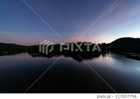 奈良市東端にある布目ダムの風景 ダム南側の大空と湖面 三脚固定インターバル撮影日没前から星空#101 奈良市東端にある布目ダムの風景 ダム南側の大空と湖面 三脚固定インターバル撮影日没前から星空#101 117037756