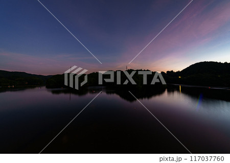 奈良市東端にある布目ダムの風景 ダム南側の大空と湖面 三脚固定インターバル撮影日没前から星空#105 奈良市東端にある布目ダムの風景 ダム南側の大空と湖面 三脚固定インターバル撮影日没前から星空#105 117037760