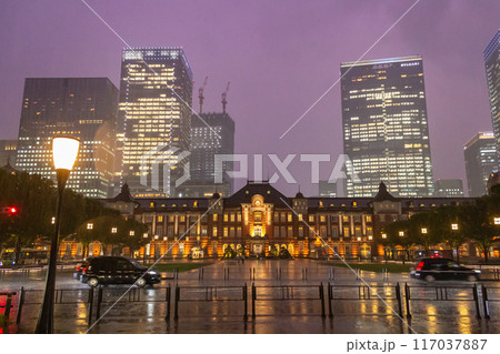 雨の東京駅前の夜景 117037887