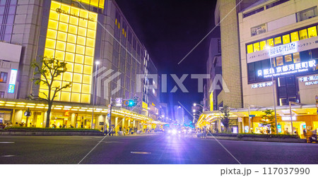 京都市四条河原町交差点の夜の景観。 京都市四条河原町交差点の夜の景観。 117037990