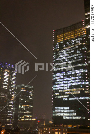 雨夜の東京駅前 雨夜の東京駅前 117037997