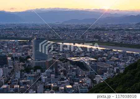 展望台から見た夕方の光り輝く街の眺望（岐阜県） 117038010