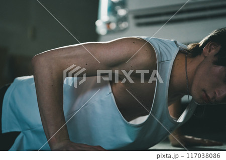 自宅ガレージで腕立て伏せをする男性 117038086
