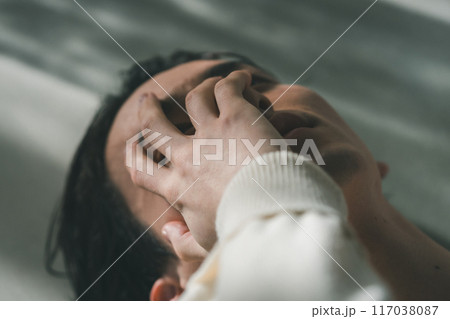 絶望する男性 117038087