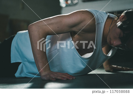 自宅ガレージで腕立て伏せをする男性 117038088