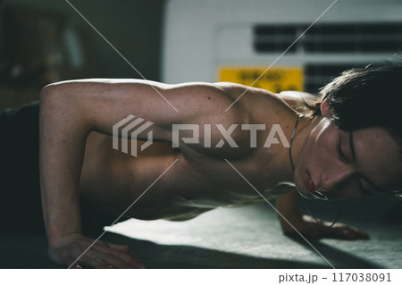自宅ガレージで腕立て伏せをする男性 自宅ガレージで腕立て伏せをする男性 117038091
