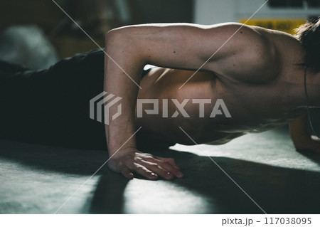 自宅ガレージで腕立て伏せをする男性 自宅ガレージで腕立て伏せをする男性 117038095