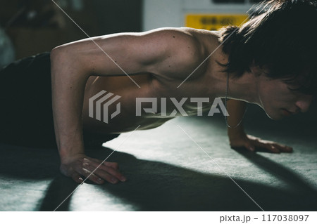 自宅ガレージで腕立て伏せをする男性 117038097