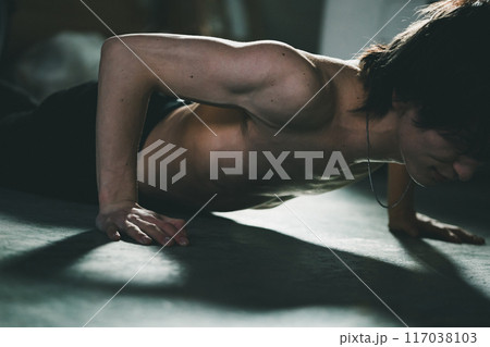 自宅ガレージで腕立て伏せをする男性 自宅ガレージで腕立て伏せをする男性 117038103