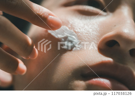 男性用フェイスクリーム 117038126