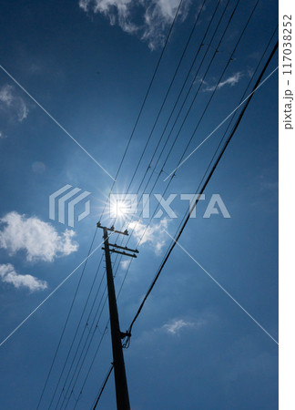 電柱と真夏の太陽 電柱と真夏の太陽 117038252