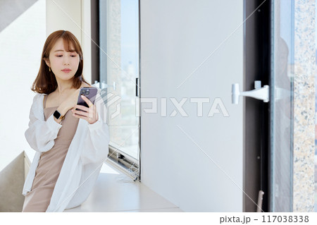 窓際の女性 窓際の女性 117038338