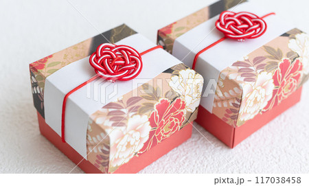 結婚式の引き出物　和風の贈り物イメージ素材 117038458
