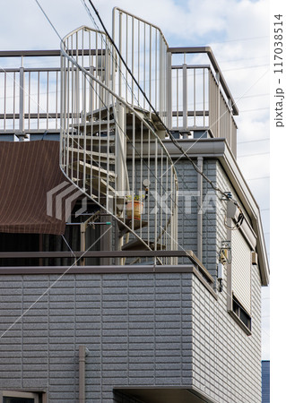 住宅の2階のベランダから屋上に上がる螺旋階段 117038514
