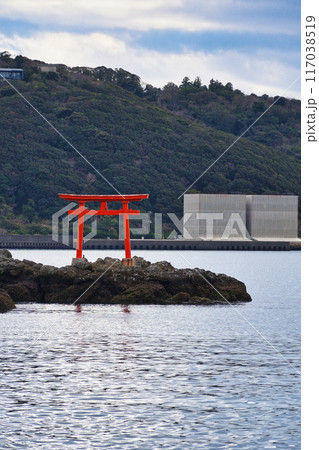 下田港 毘沙子島 赤い鳥居(静岡県下田市) 下田港 毘沙子島 赤い鳥居(静岡県下田市) 117038519
