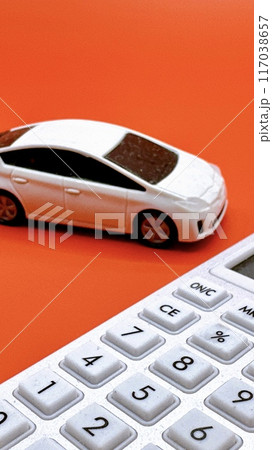 自動車と電卓 バナー素材 ミニチュア写真 縦位置 自動車と電卓 バナー素材 ミニチュア写真 縦位置 117038657