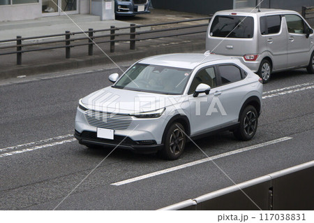 HEV コンパクトSUV 道路走行中 HEV コンパクトSUV 道路走行中 117038831