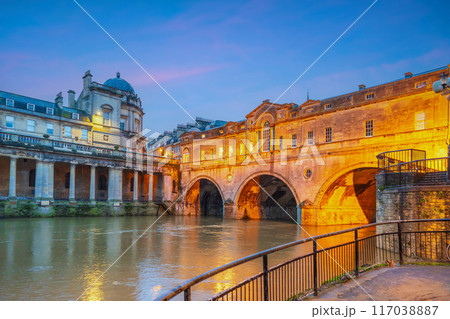 Pulteney Bridge spanning the River Avon, in Bath England Pulteney Bridge spanning the River Avon, in Bath England 117038887