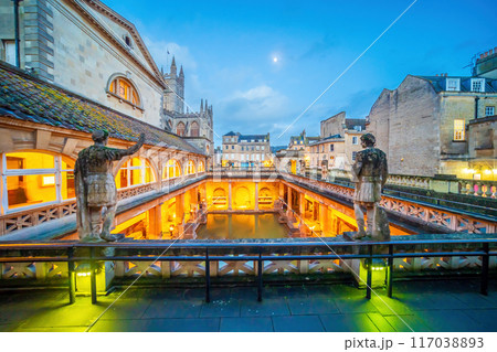 Historical roman bathes in Bath city, England 117038893