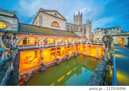 Historical roman bathes in Bath city, England 117038896