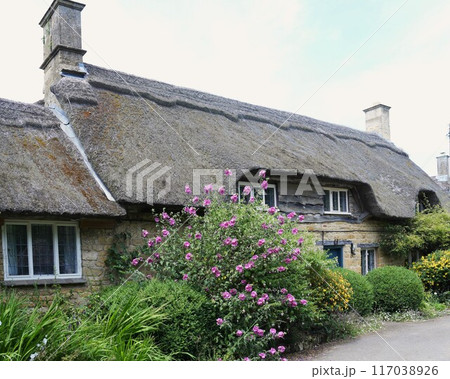イギリスコツウォルズ地区綺麗な自然と可愛い建物 117038926
