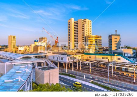 日本の藤沢都市景観　7月。東海道本線　辻堂駅・ペデストリアンデッキなどを望む…＝21日 117039260