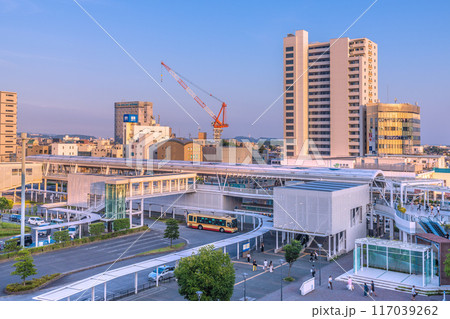 日本の藤沢都市景観　7月。東海道本線　辻堂駅・ペデストリアンデッキなどを望む…＝21日 117039262
