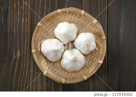ザルに入ったニンニク ザルに入ったニンニク 117039302